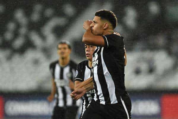 Fotografía de archivo en la que se registró una de las celebraciones del delantero Luis Henrique con el Botafogo y quien anotó el primero de los dos goles con los que su equipo se impuso 0-2 a Flamengo, en partido de la fecha cuatro del torneo brasileño de fútbol. EFE/Alexandre Durão