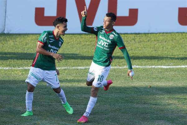 Damín Ramírez (d), del Marathón, celebra el segundo gol ante Olimpia en un partido de la Liga de Honduras disputado en el estadio Olímpico Metropolitano de San Pedro Sula. EFE/ José Valle