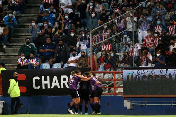 Fotografía de archivo en la que se registró una de las celebraciones de jugadoras del club mexicano de fútbol femenino Pachuca, en el estadio Hidalgo de la ciudad de Pachuca (México). EFE/David Martínez