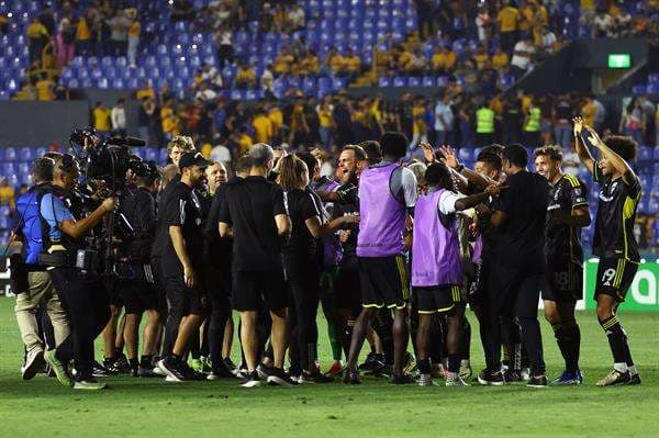 Jugadores de Columbus Crew celebran al ganar la serie de penaltis ante Tigres este martes este martes, durante un juego de vuelta de los cuartos de final de la Liga de Campeones de la Concacaf, celebrado en el estadio Universitario en la ciudad de Monterrey (México). EFE/ Rodrigo Mendoza