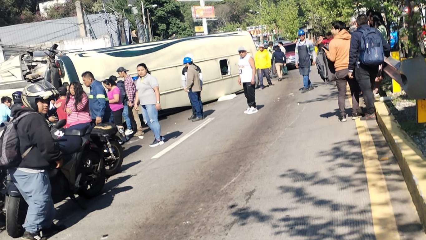 Dos muertos y varios heridos luego de que bus volcara en km 19.5 ruta Interamericana