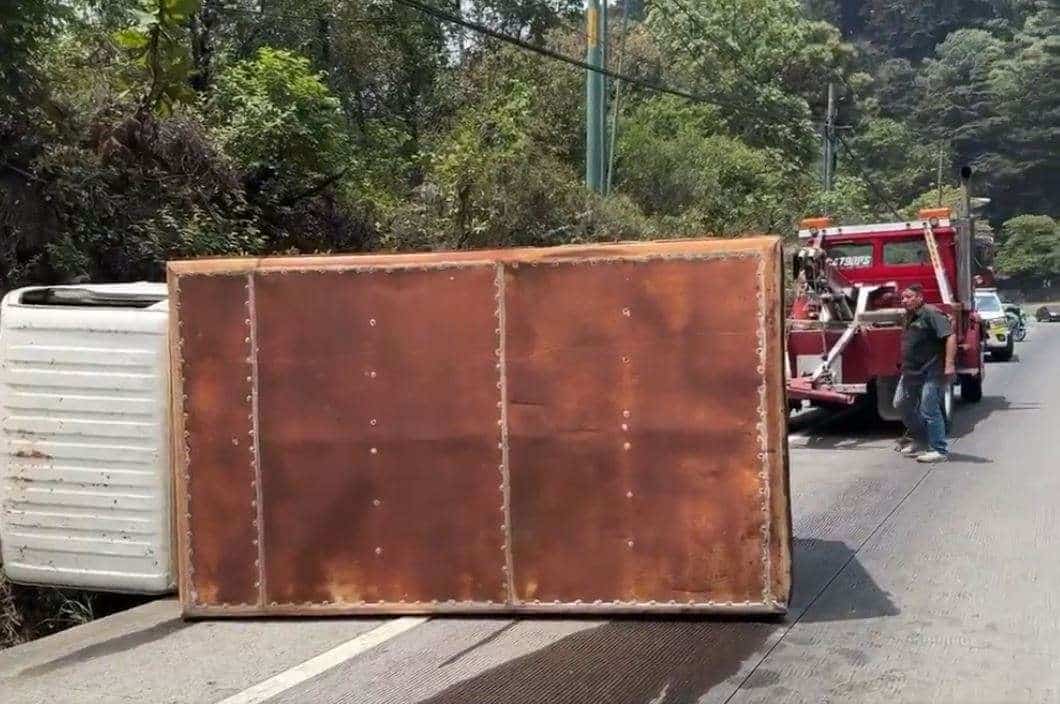 ¿Heridos o Solo Daños Materiales? Camión Volcado en Kilómetro 24, ruta interamericana, Mixco