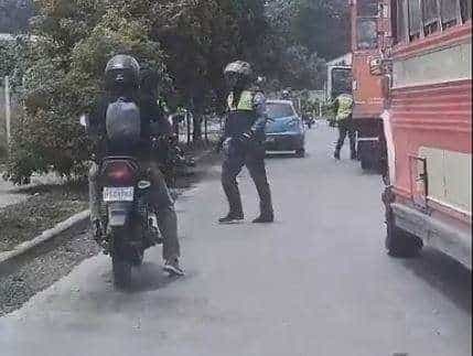 EN VIDEO | Motorista golpea a agente de la PMT de Villa Nueva