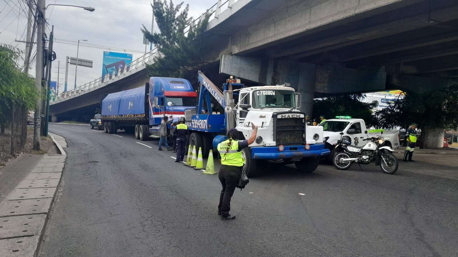 ÚLTIMA HORA | Tráiler con fallas mecánicas en bulevar San Cristóbal