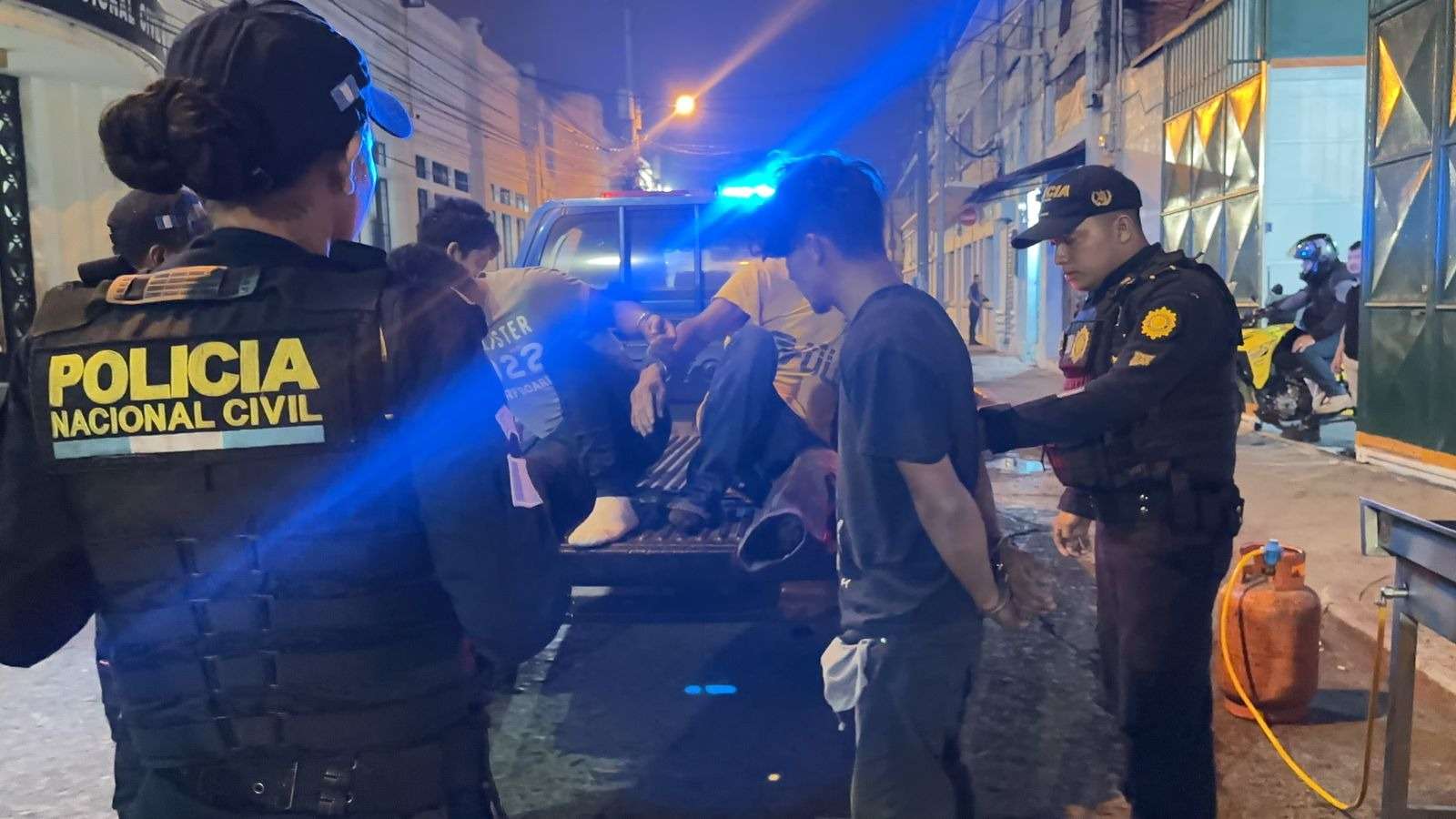 Así capturaron en zona 18 a padre e hijo con motos robadas