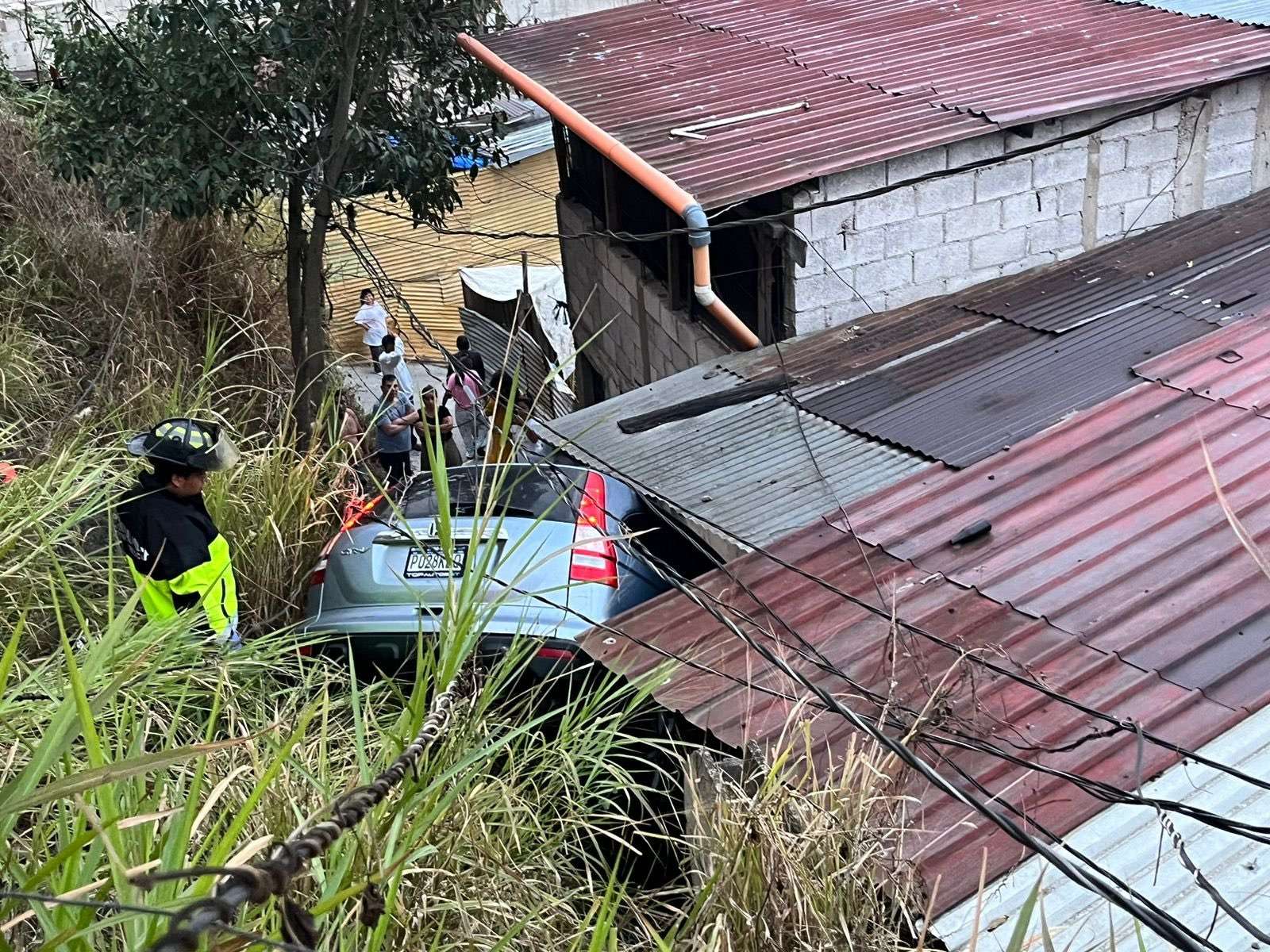Conductor perdió el control de su carro, cayó a hondonada y destruyó una vivienda en zona 16