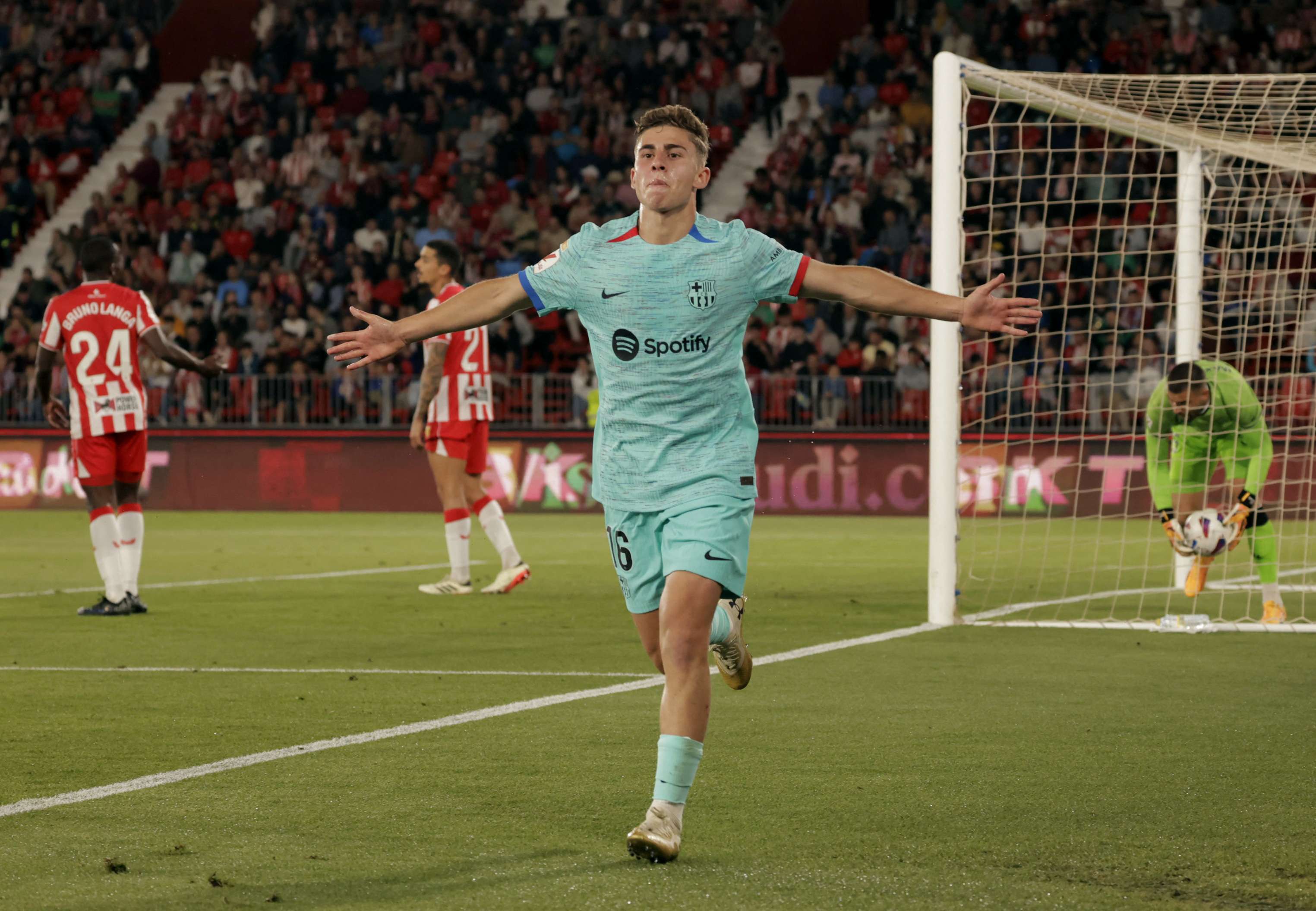 Con dos goles de Fermín López, Barcelona venció a Almería