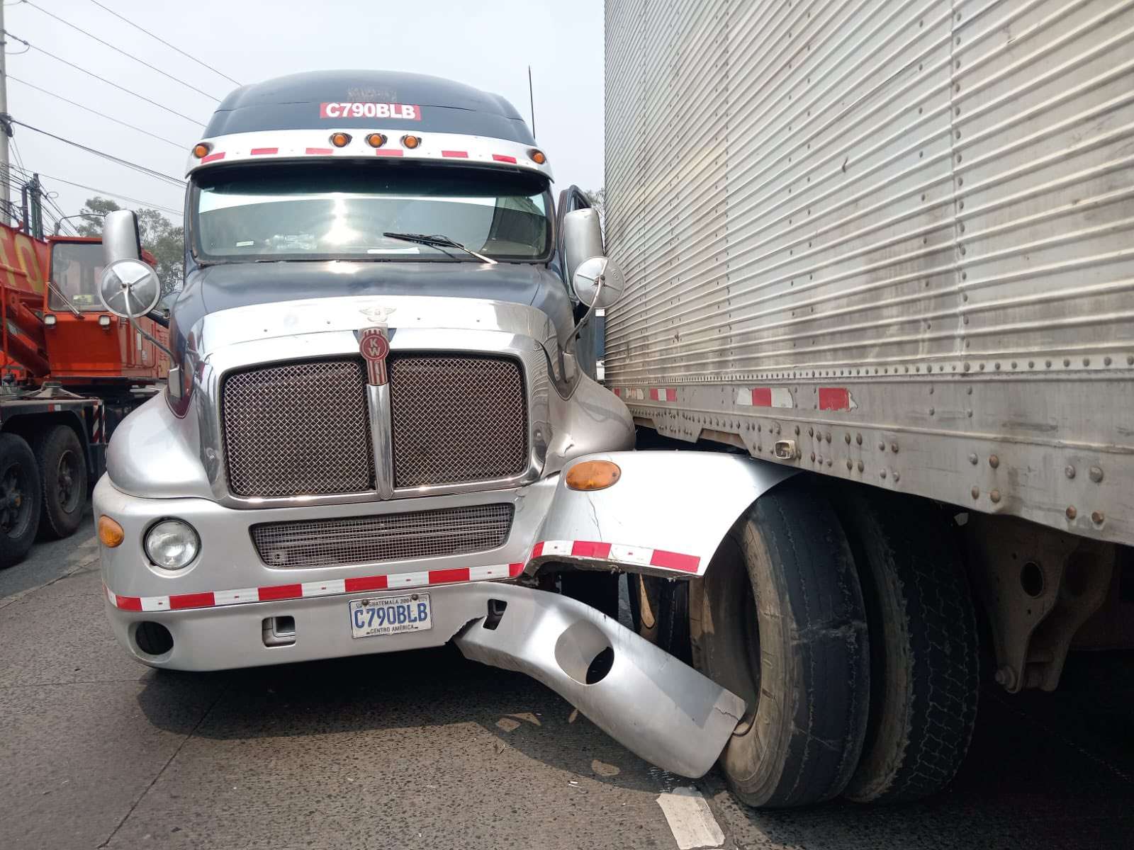 Dos tráilers chocan en la subida de Villalobos causando caos vehicular