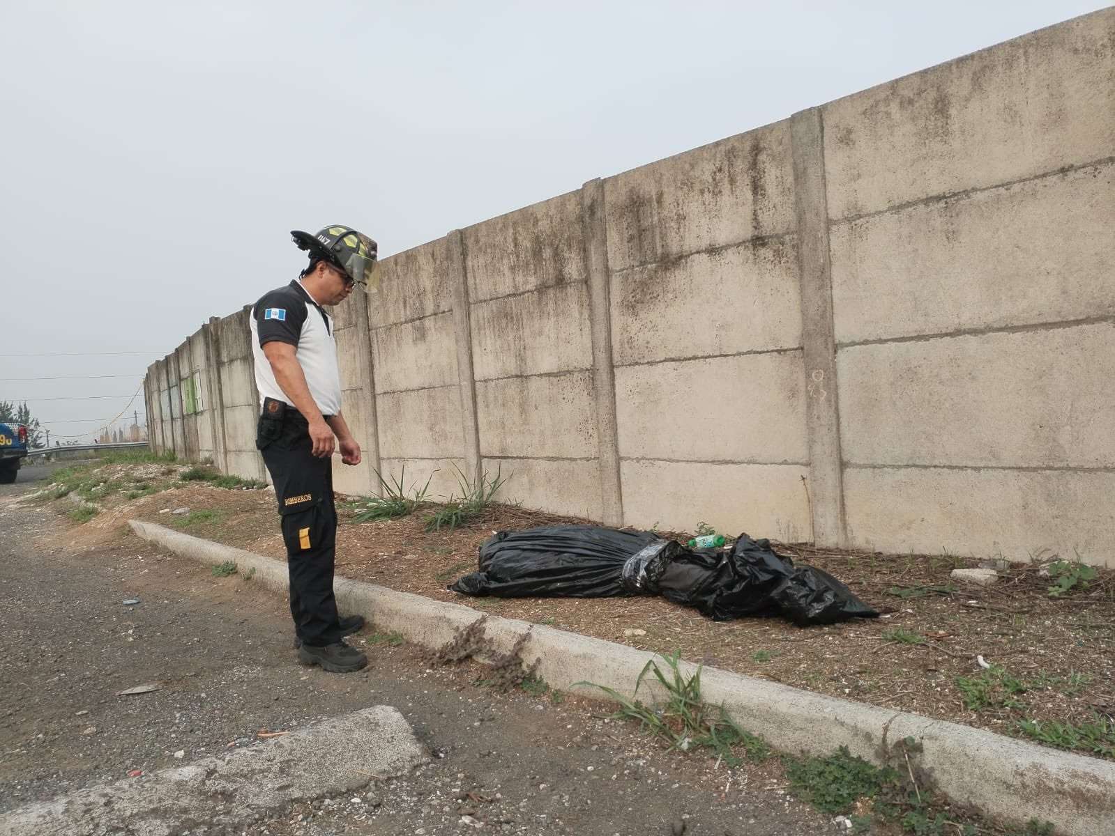 URGENTE | Cuerpo envuelto en plástico es localizado por Bomberos en zona 12