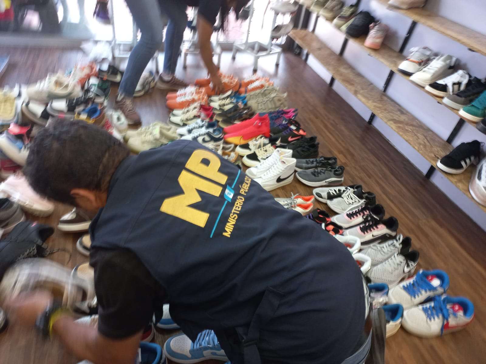 Mercancía falsificada de Nike es encontrada en centro comercial de San Miguel Petapa