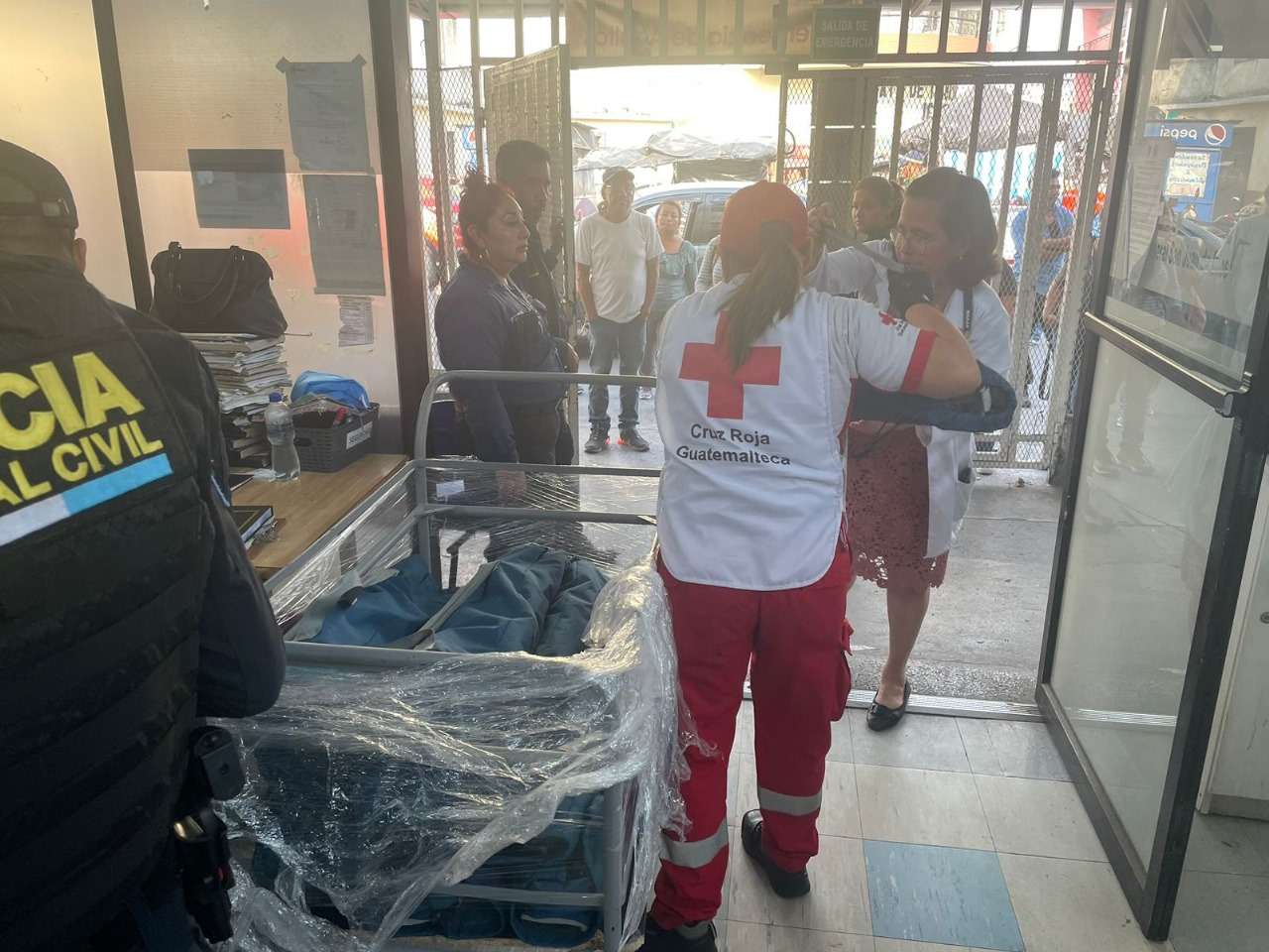 La Cruz Roja Guatemalteca actuó rápidamente ante el incremento de la demanda de atención médica en el Hospital General San Juan de Dios. Con más de 170 pacientes actualmente en la sala de emergencias del hospital, la Cruz Roja, en colaboración con el Ministerio de Salud Pública y Asistencia Social, entregó catres para garantizar una atención adecuada a los pacientes en esta situación crítica.