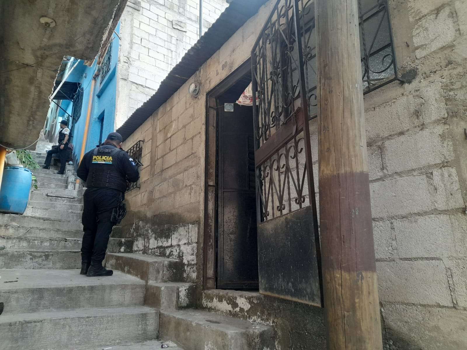 PNC inspecciona y secuestra evidencias en allanamientos relacionados al caso de robo de vehículos