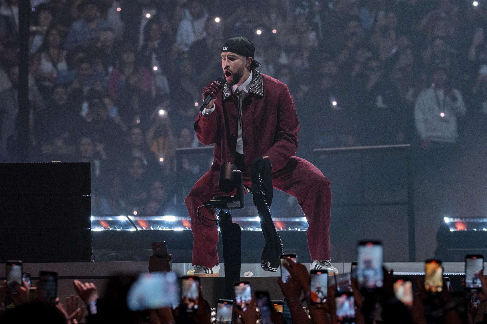 Bad Bunny cambia el micrófono por el bate