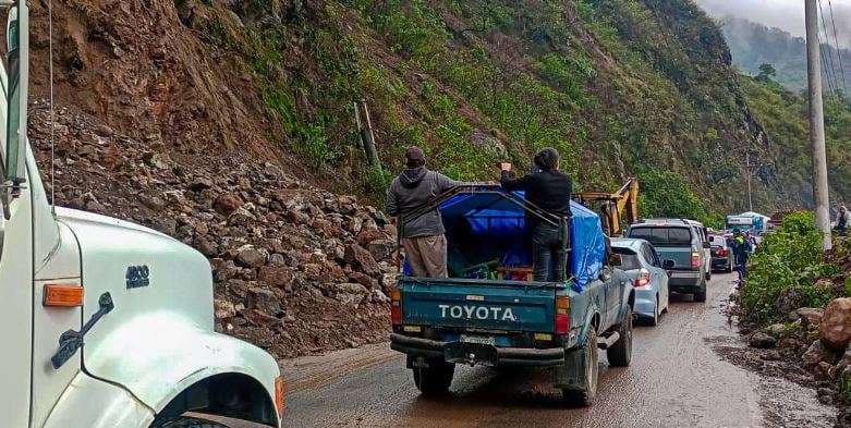 ÚLTIMA HORA | Derrumbe en Ruta CITO-180 entre Zunil y El Palmar bloquea carriles