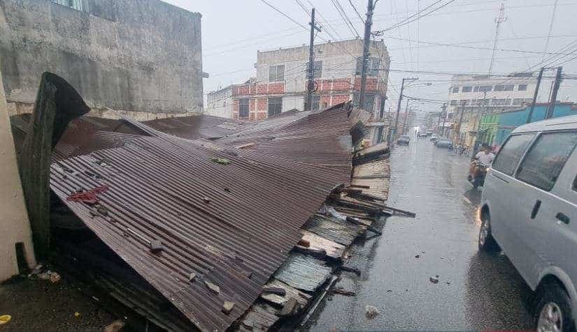 ÚLTIMA HORA | Se desploma techo sobre carros en parqueo de zona 5