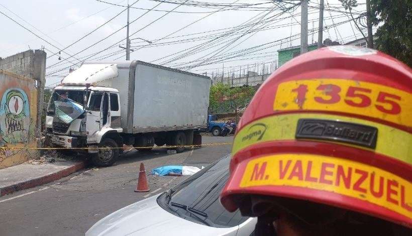 ÚLTIMA HORA | Fallece piloto en accidente vehicular en Calzada Atanasio Tzul