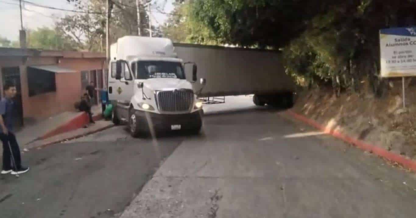 ÚLTIMA HORA | Tráiler bloquea carriles en kilómetro 9, zona 17