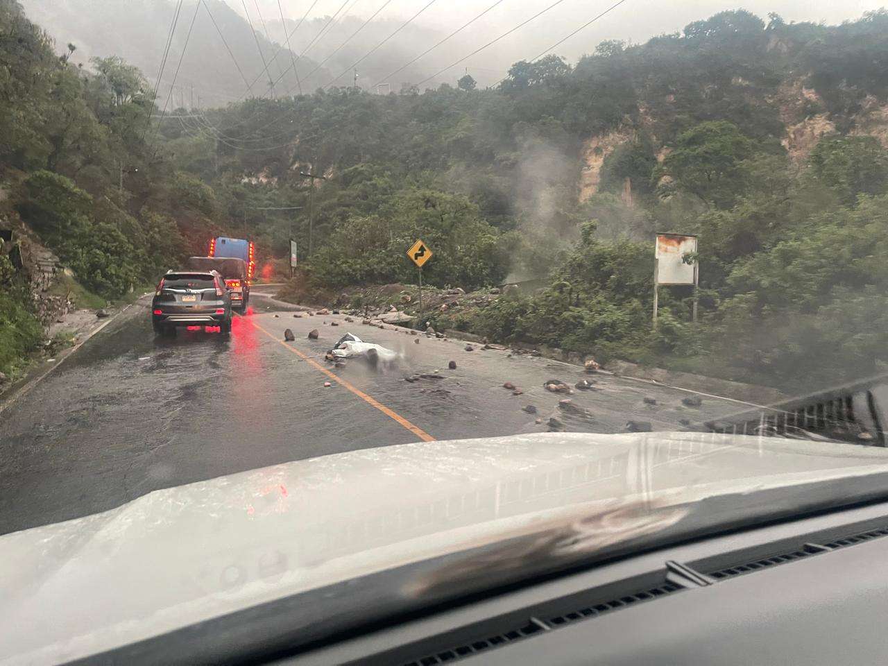 CONRED coordina limpieza tras flujos de lodo y rocas en el municipio de Zunil, Quetzaltenango