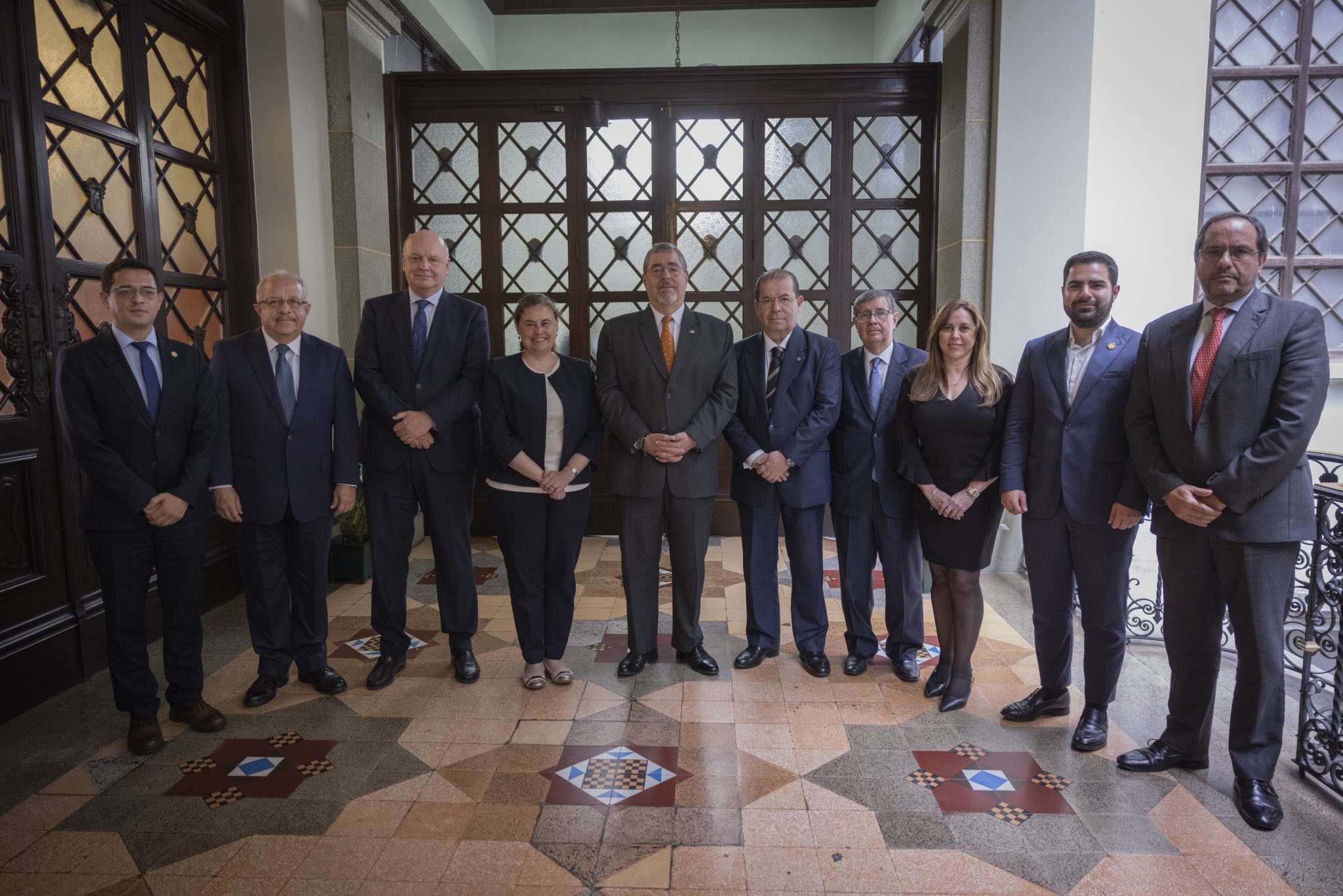 Misión de la OEA se reúne con Arévalo para monitorear elección de magistrados