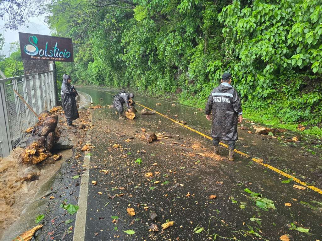 Lluvias intensas causan problemas en diversas carreteras del país