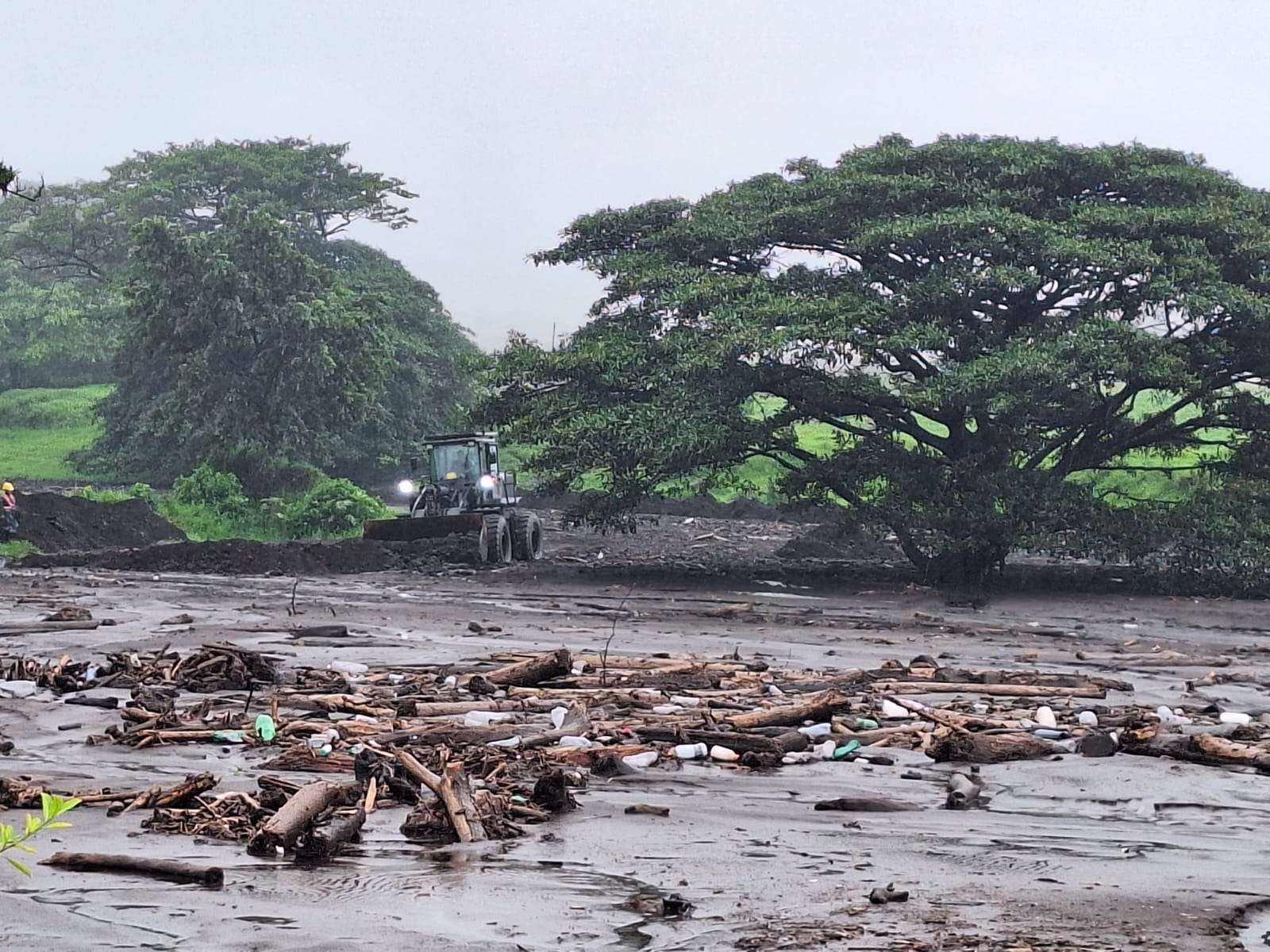 Lluvia intensa causa flujo de Lodo en Santa María, Palín