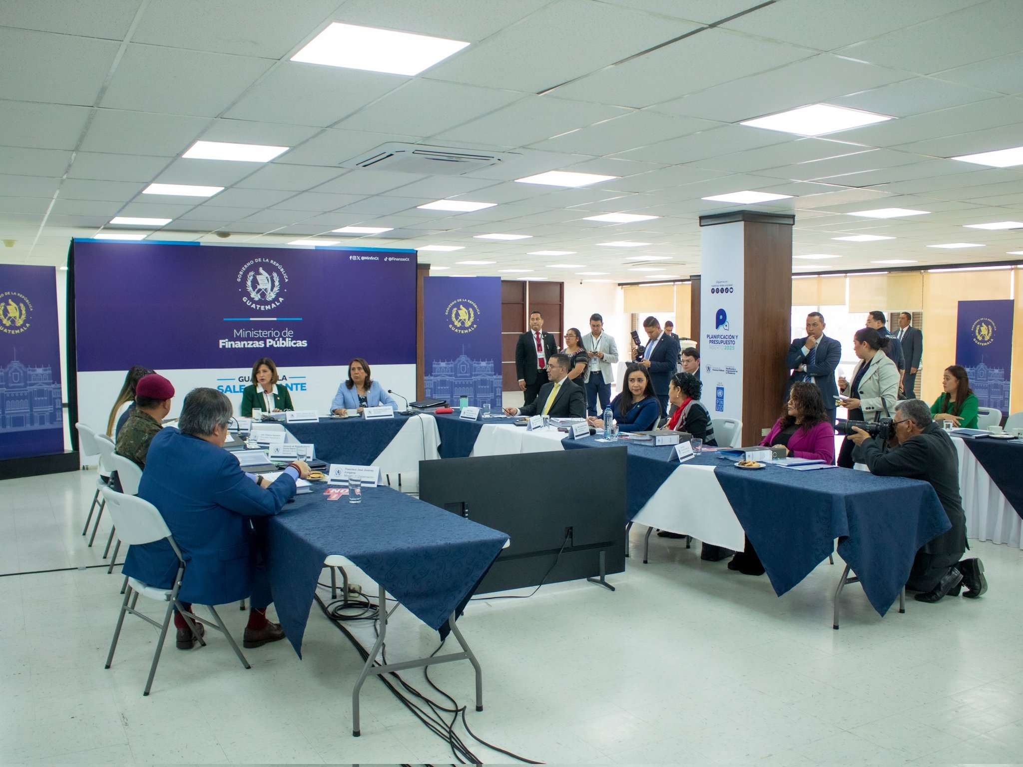 Karin Herrera preside sesión del Conabed en el Ministerio de Finanzas Públicas