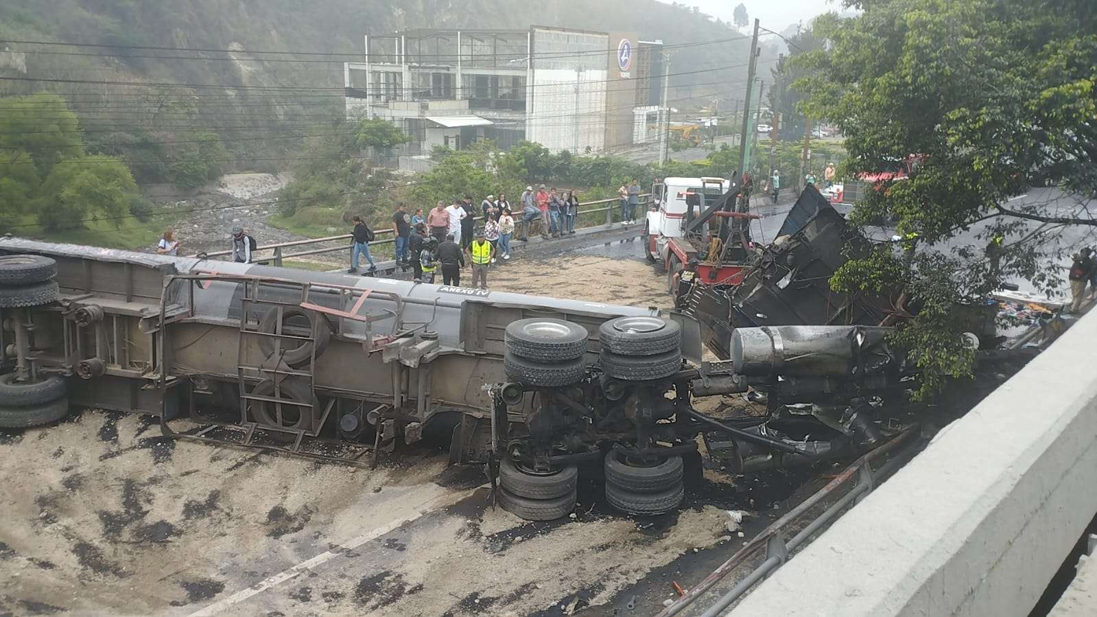 ¡No hay paso! Pipa de combustible vuelca en subida de Villalobos