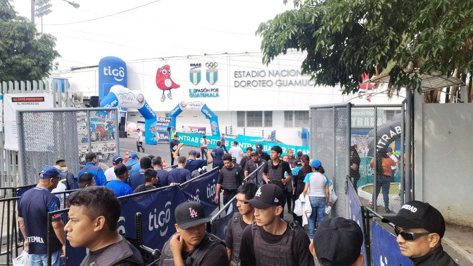 Aficionados ya Ingresan al Estadio Doroteo Guamuch Flores para el Partido de Guatemala