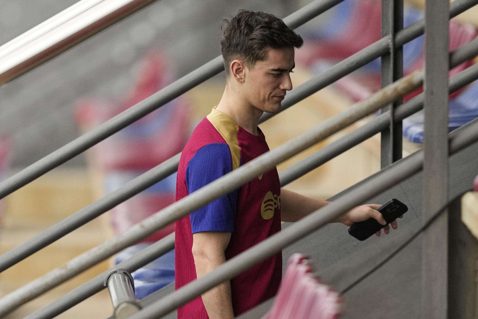 Gavi se entrena en solitario sobre el césped de la Ciudad Deportiva