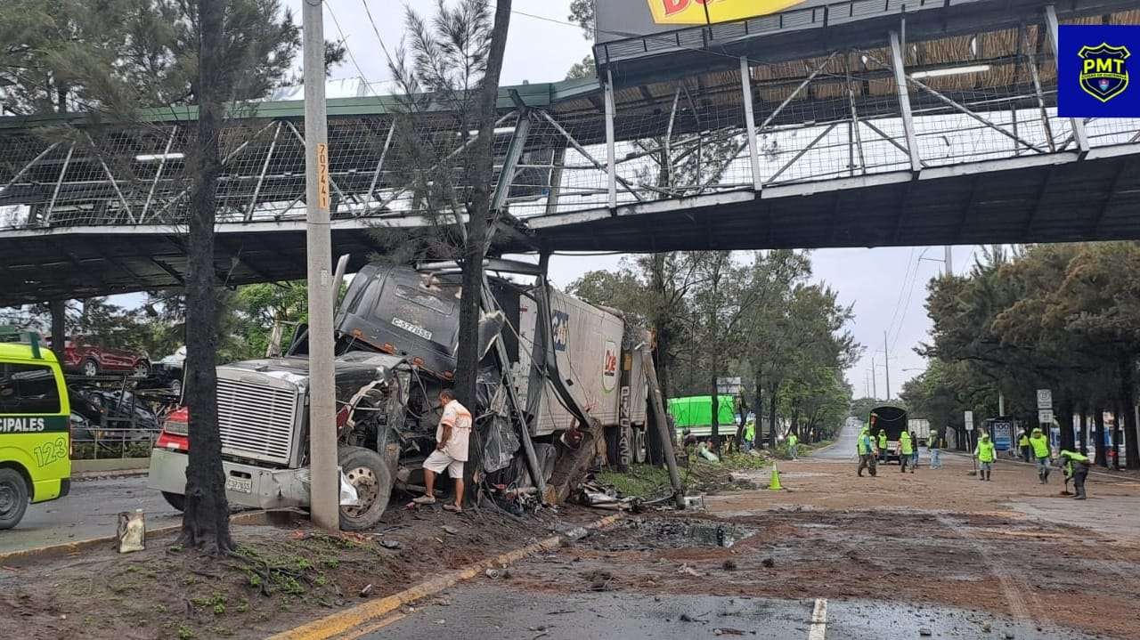 trailer impacta en pasarela del periferico