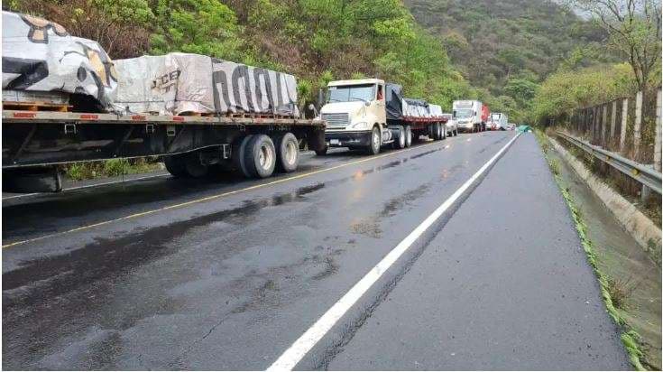 Problemas en autopista Palín impactan económicamente en el gremio de transporte por carga de carretera