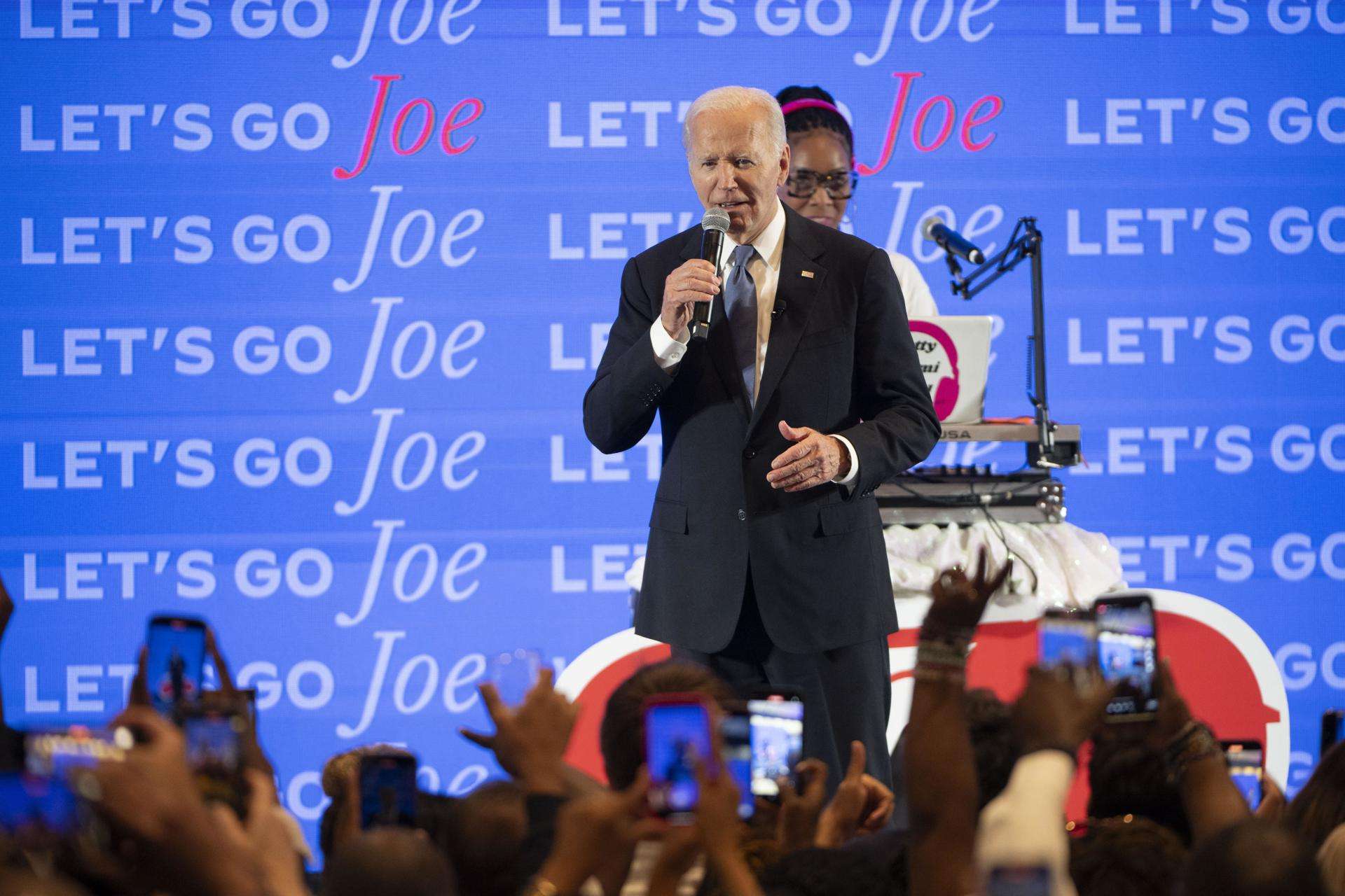 Biden reconoce que "casi se queda dormido" en el debate contra Trump