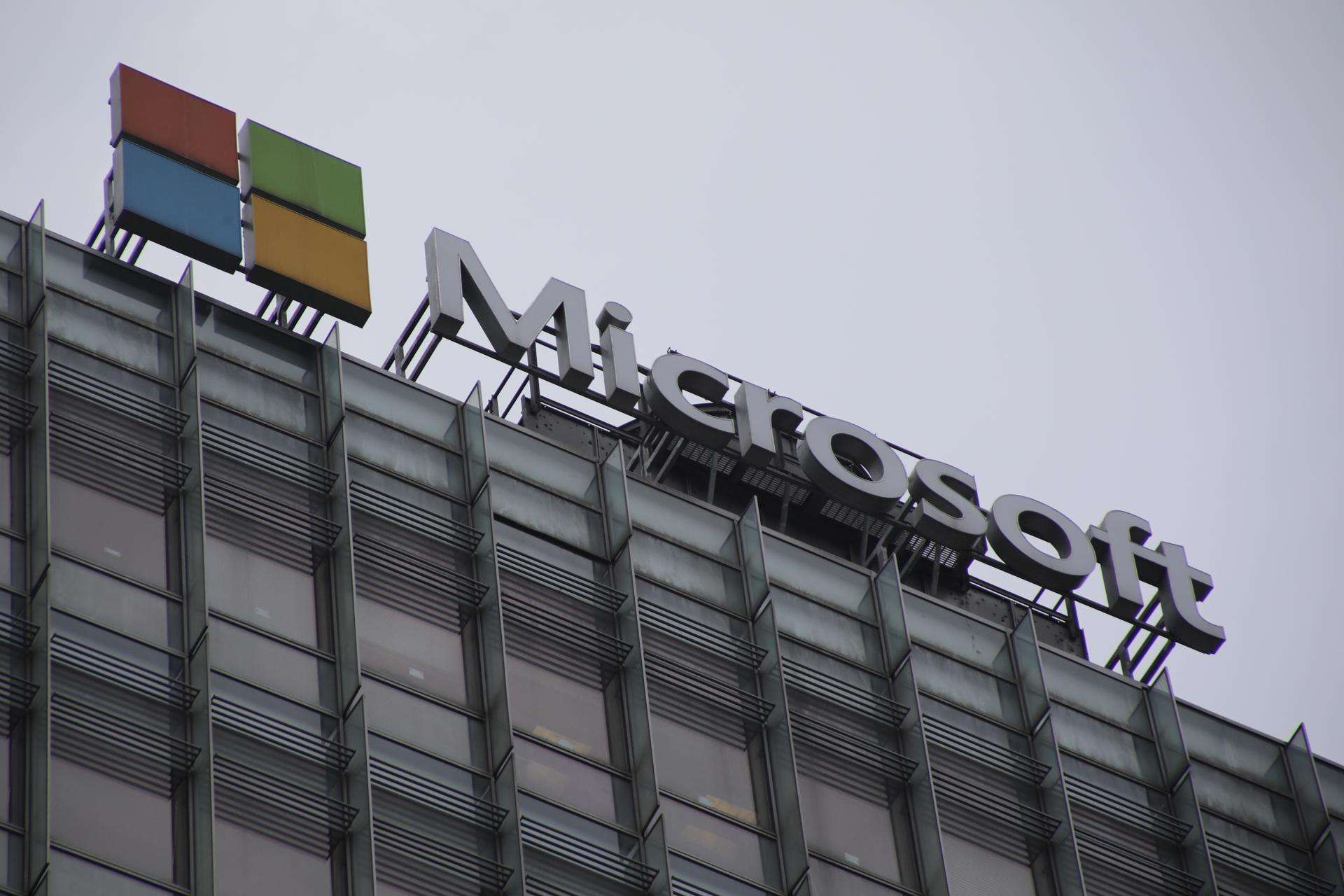 El fallo informático de Microsoft, que ha colapsado aerolíneas, bancos, medios de comunicación de medio mundo, ha mostrado también al encender muchos ordenadores una de sus peores imágenes: la denominada 'pantalla azul de la muerte'.