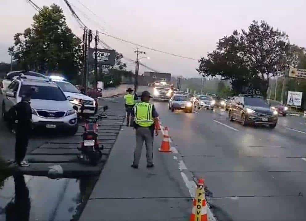 Camioneta y motorista chocan en kilómetro 12 de la ruta al Pacífico, Villa Nueva