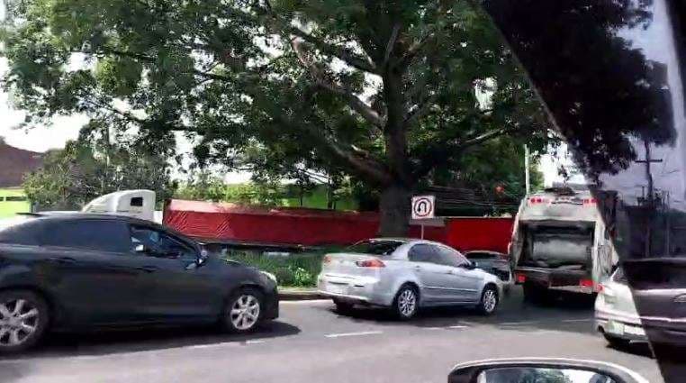 ÚLTIMA HORA | Tráiler bloquea carriles en El Zapote, zona 2