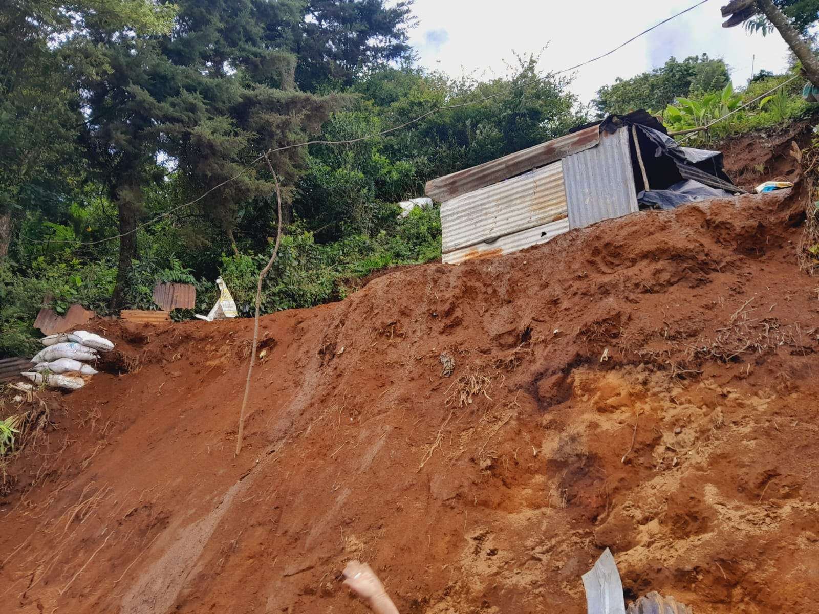 ÚLTIMA HORA | Deslizamiento por saturación de suelo afecta iglesia en aldea La Concepción, Palencia