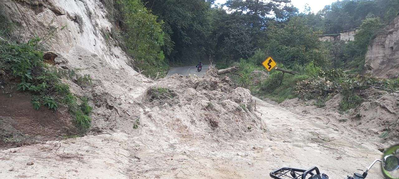 CONRED coordina trabajos de limpieza tras derrumbe en carretera hacia Panajxit 1, Santa Cruz del Quiché