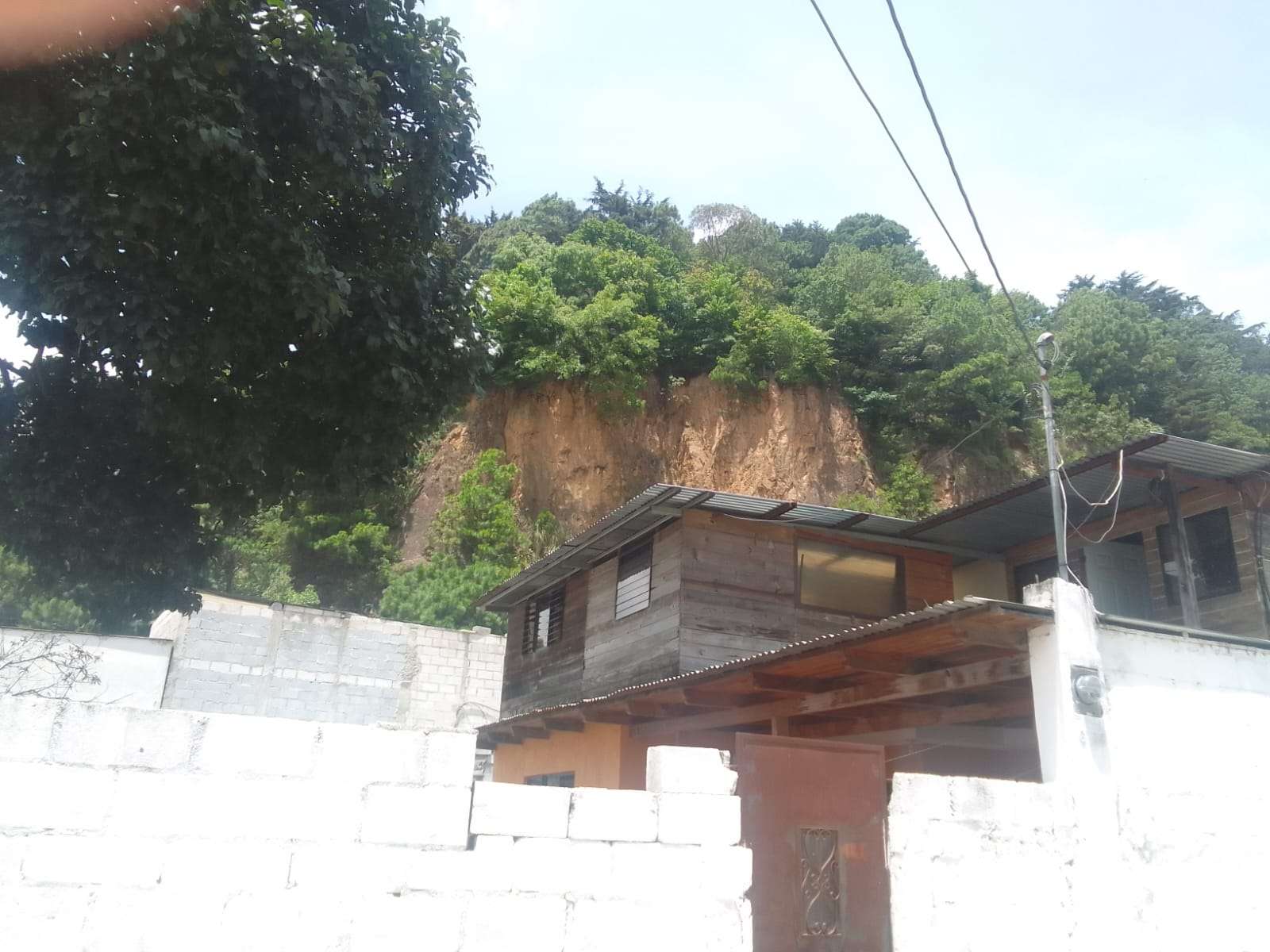 Lluvia provoca saturación del suelo y deslizamiento en colonia Maranatha, Mixco