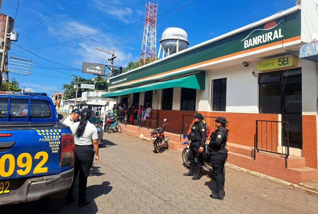 La PNC refuerza operativos de seguridad durante el pago del bono 14 en Guatemala