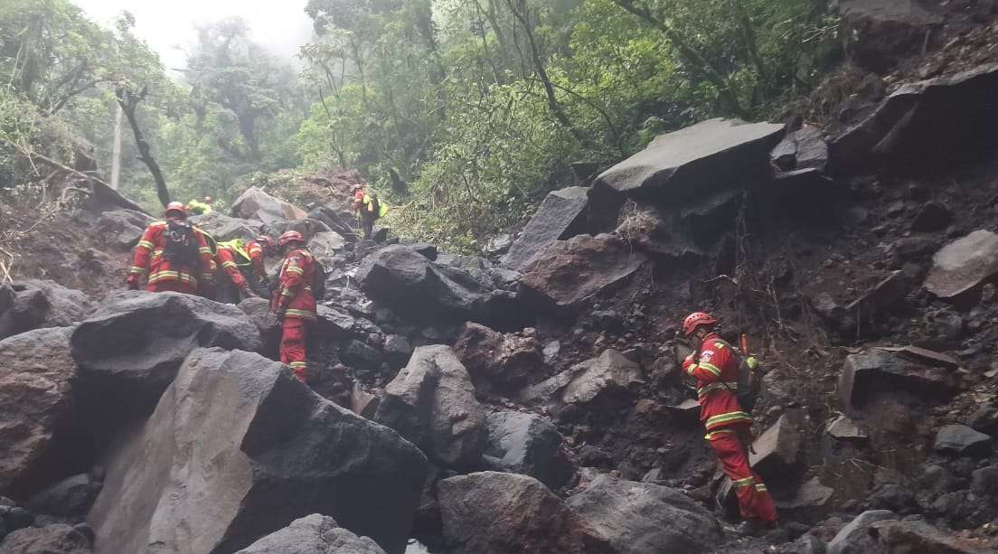 Continúan operaciones de búsqueda en volcán de agua por aeronave extraviada