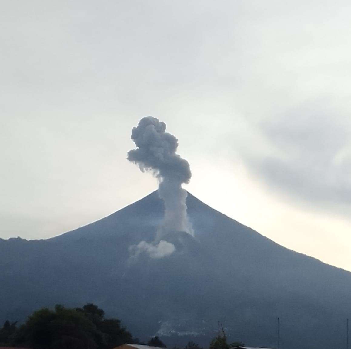 ¿Cómo afectará la reciente actividad del volcán Santiaguito a las comunidades cercanas?