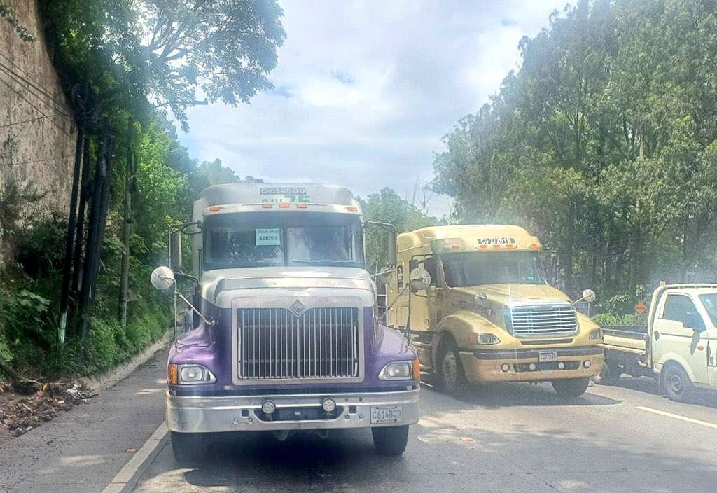 ÚLTIMA HORA | Tráiler con fallas mecánicas complica tránsito en subida de Villalobos