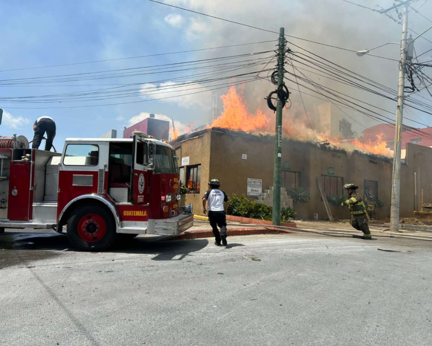 ÚLTIMA HORA | Incendio consume restaurante en Avenida Petapa