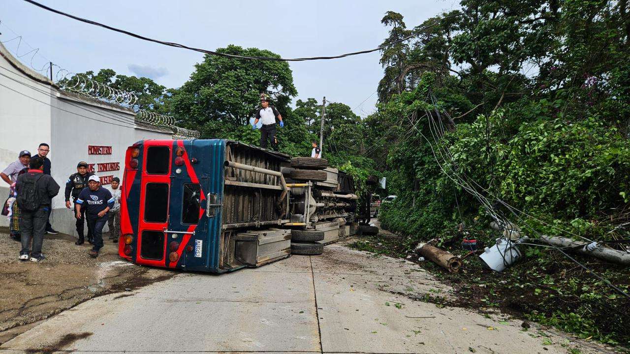 Bus con 50 estudiantes vuelca en ruta de Antigua Guatemala (hay varios menores heridos)