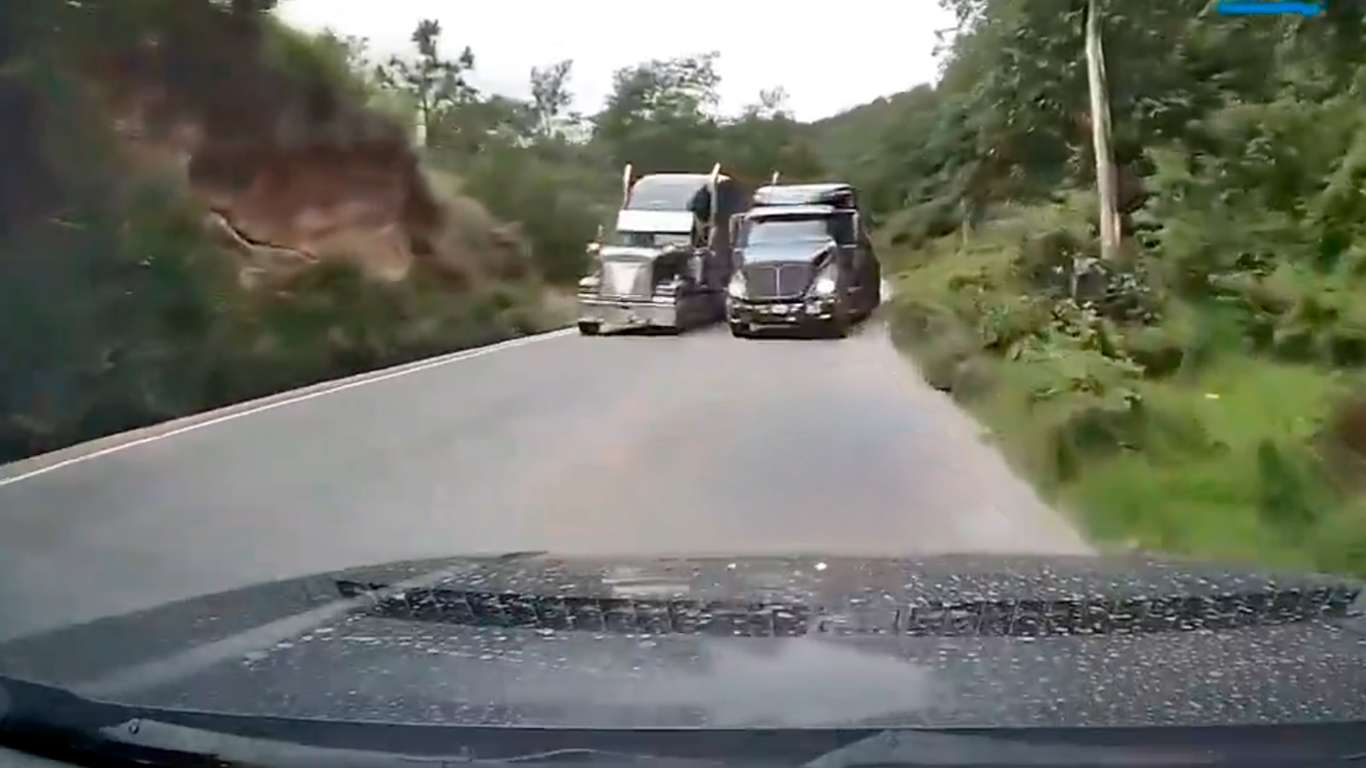 Video revela imprudencia de tráiler en ruta entre Xela y Huehuetenango