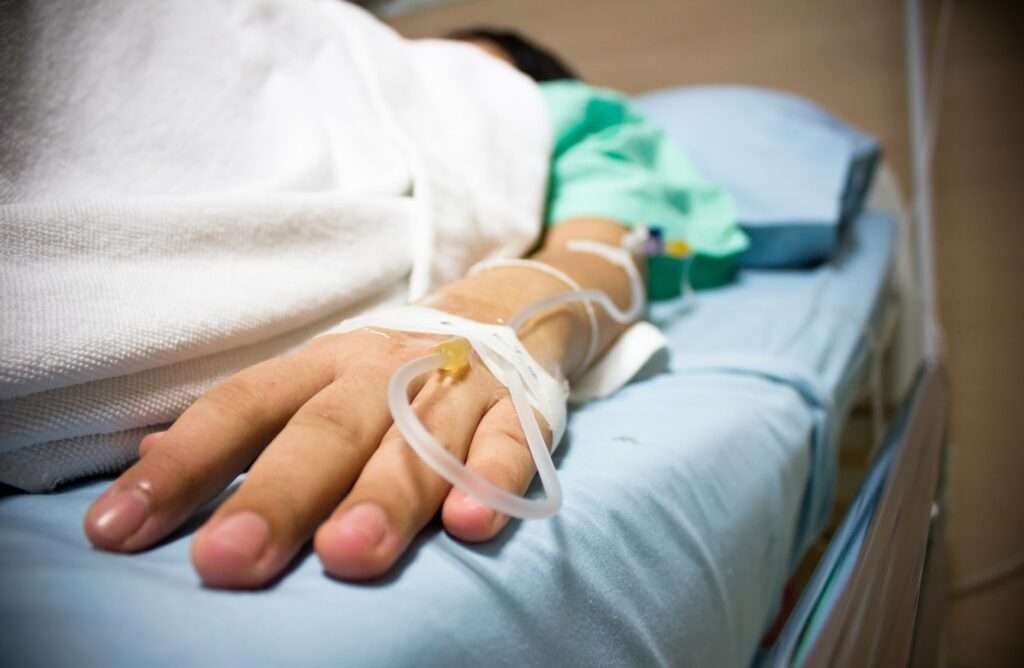 ¿Cómo afecta el brote de dengue a los niños menores de 15 años en Guatemala?