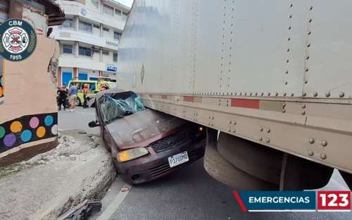 EN VIDEO | Así fue cómo un tráiler aplastó un carro en la Avenida Petapa