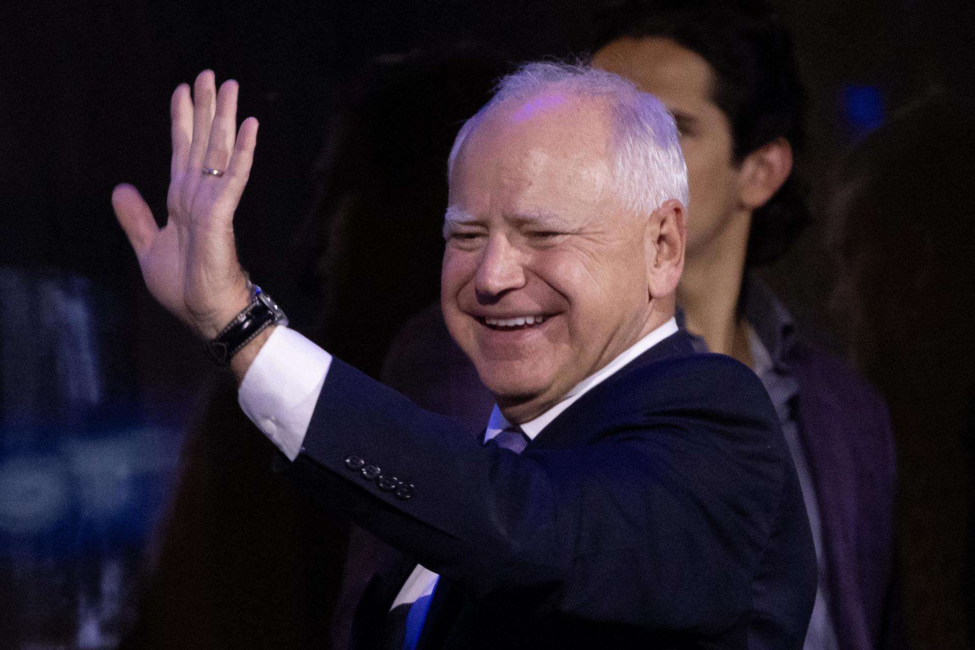 El gobernador Tim Walz es confirmado por aclamación candidato demócrata a vicepresidente de EE.UU.