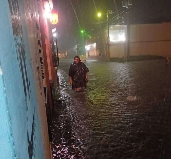 Colapsa drenaje en calle Ricardo Arjona por fuerte lluvia