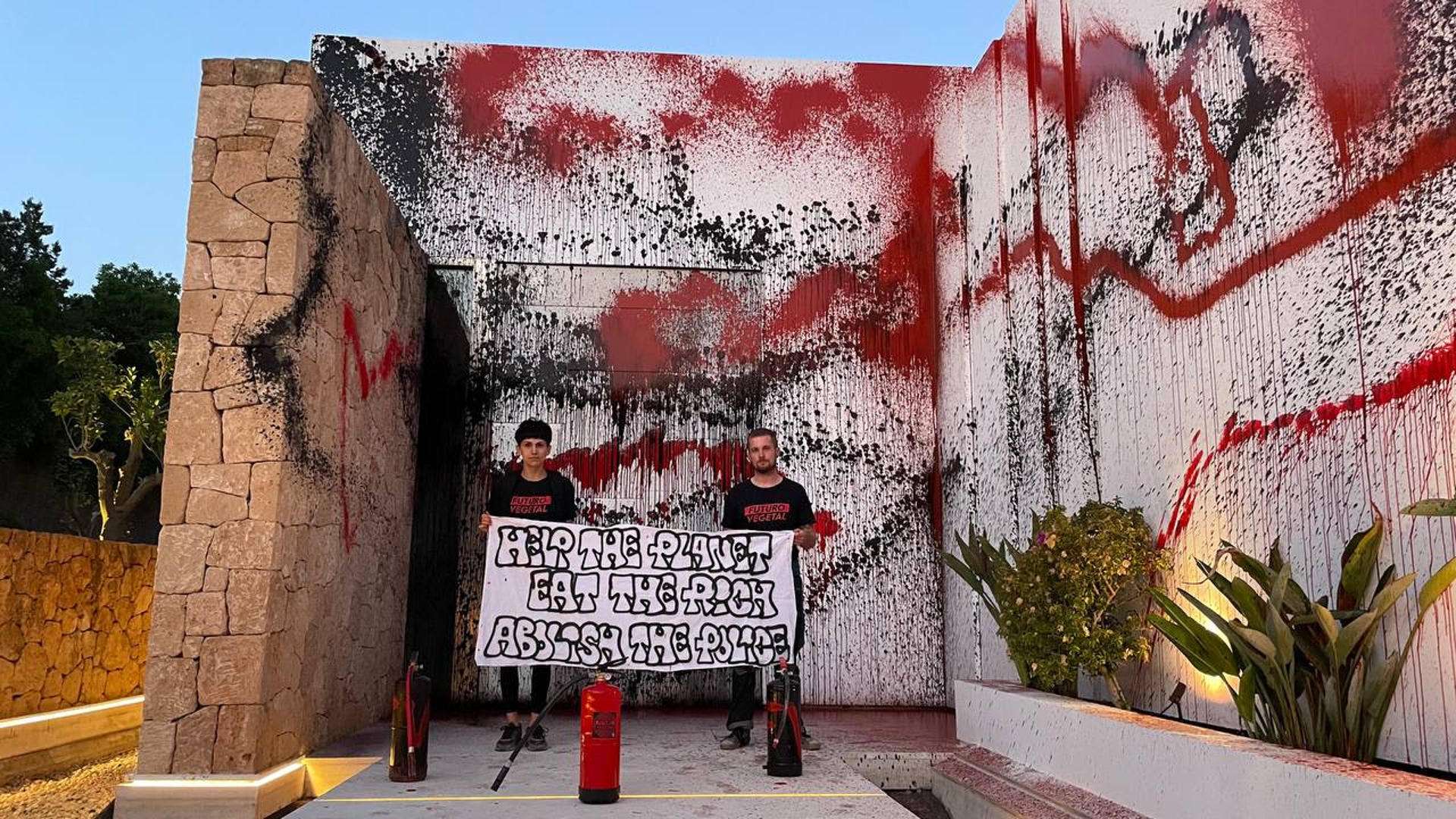 Activistas vandalizan la mansión de Lionel Messi en Ibiza